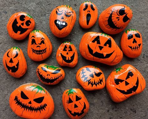 Pumpkin painted rocks Painting Rocks Ideas Fall, Pumpkin Painted Stones, Halloween Kindness Rocks, Painted Rocks For Halloween, Rock Pumpkin Painting, Pumpkin Rocks Painted, Painted Rocks Halloween, Fall Painted Rocks Ideas, Pumpkin Rock Painting