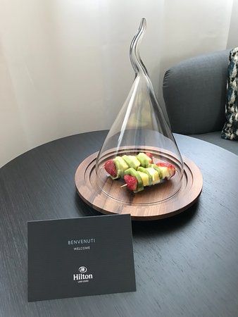 Room Amenities Food Hotel, Vip Amenities Hotel, Amenities Hotel Ideas Food, Hotel Amenity Ideas, Hotel Food Amenities, Hotel Room Snacks, Silver Room Ideas, Amenities Hotel Ideas, Hotel Amenities Ideas