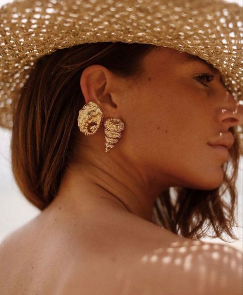 Jewellery Photoshoot, Beach Jewellery, Jewellery Photography Inspiration, Creative Jewelry Photography, Earring Styles, Ocean Earrings, Brand Photography Inspiration, Tropical Jewelry, Jewelry Photography Styling