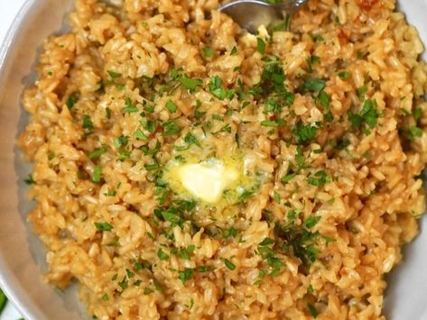 Garlic Butter Brown Rice - Flavorful and Easy Recipe - NewsBreak Rice With Butter, Butter Brown Rice, Side For Dinner, Garlic Butter Rice, Corn Side Dish, Roasted Red Pepper Soup, Homemade Gnocchi, Classic French Dishes, Brown Rice Recipes