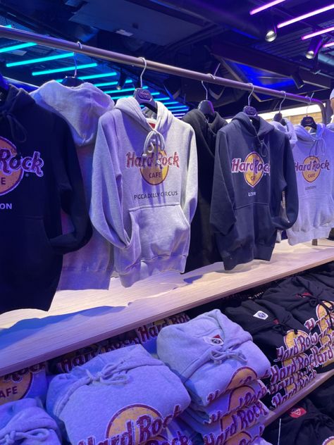 Hard Rock Cafe Outfit, Hard Rock Aesthetic, Desk Stuff, Fake Photos, 15 Birthday, Rock Aesthetic, Shirts Aesthetic, Fancy Restaurants, London Aesthetic