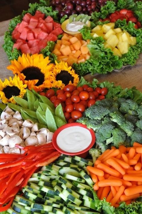 A Colorful Spread Veggie Tray For Party, Veggie Turkey, Veggie Bars, Veggie Display, Veggie Cups, Thanksgiving Treats, Bar Wedding, Veggie Tray, Farm To Table