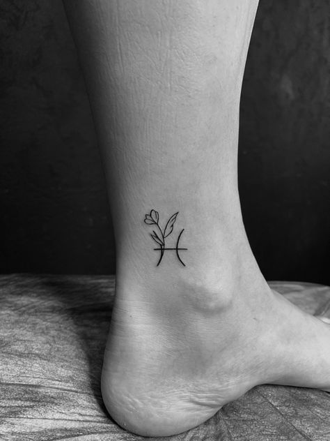 Water Lily Tattoo Pisces, Pisces Minimalist Tattoo Women, Pisces Ankle Tattoo, Pisces Butterfly Tattoo, Tiny Pisces Tattoos, Fine Line Pisces Tattoo, Pices Tattoo Women, Tattoo Ideas For Pisces, Pisces Aesthetic Tattoo