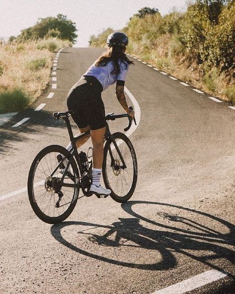 Cycling Photography Women, Road Cycling Women, Road Bike Girl, Bicycle Aesthetic, Tomboy Girls, Cycling Girl, Cycling Photography, Cycling Club, Bike Aesthetic