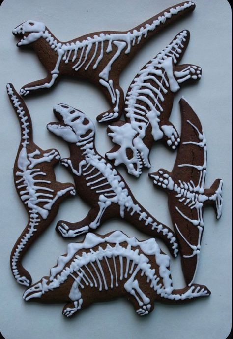 Dinosaur Skeleton Art, Gingerbread Dinosaur, Dinosaur Sweets, Dinosaur Things, Skeleton Cake, Dinosaur Diy, Halloween Gingerbread, Dinosaur Food, Halloween Breakfast