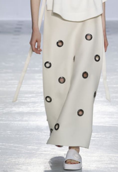 Ellery  SS 2016 @sqchoi Metal Textiles Fashion, Avant-garde Bottoms With Pockets, Heliot Emil Runway, Geometric Runway Fashion, Insect Inspired Fashion Haute Couture, Eyelets & Grommets, Fashion For Petite Women, Fashion Silhouette, Young Fashion