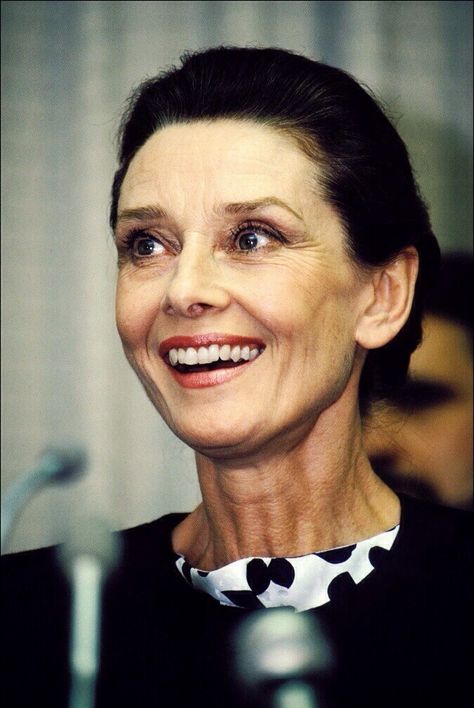 °audrey° Audrey Hepburn at a press conference for the UNICEF in the 90’s. audreyandmarilyn.tumblr.com Audrey And Marilyn, Audrey Hepburn Old, Audrey Hepburn Outfit, French Beauty Secrets, Audrey Hepburn Photos, Vanessa Redgrave, Audrey Hepburn Style, Photographie Portrait Inspiration, Jeanne Damas