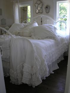 Rustic Shabby Chic Bedroom, Camera Shabby Chic, Iron Beds, Shabby Chic Decor Bedroom, Shabby Chic Interiors, Shabby Chic Bedroom, Shabby Chic Bedrooms, Dreamy Bedrooms, Dreamy Room