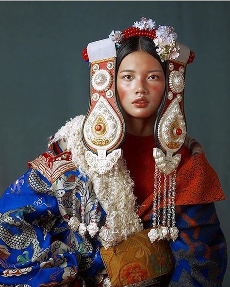 Via @kikikixue #jasoncampbellstudio Alfred Stieglitz, High Fantasy, Bhutan, Traditional Fashion, People Of The World, World Cultures, 인물 사진, Traditional Clothing, Portrait Artist