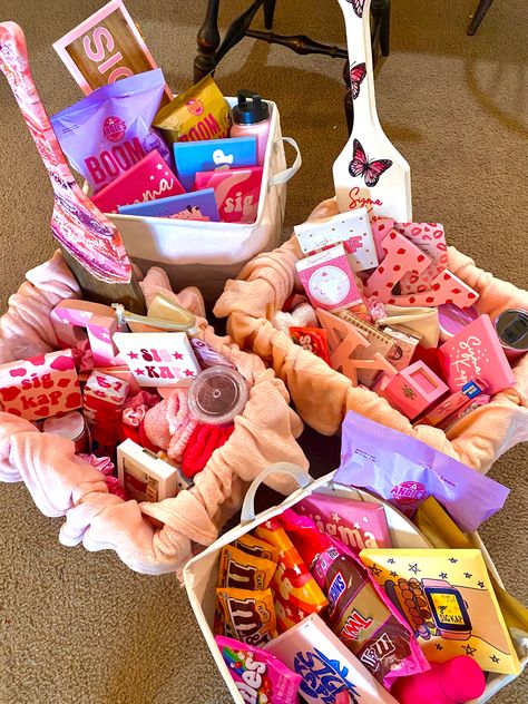 Pink big little baskets sorority Cheer Sister Gift Baskets, Big Sis Lil Sis Gift Baskets, Big Sorority Gifts, Gift Ideas For Sorority Sisters, Sorority Big Sister Gifts Ideas, Sority Gift Baskets, Cheer Big Sister Gifts Ideas, Big Little Dance Sister Gifts, Big Sis Lil Sis Gifts Dance