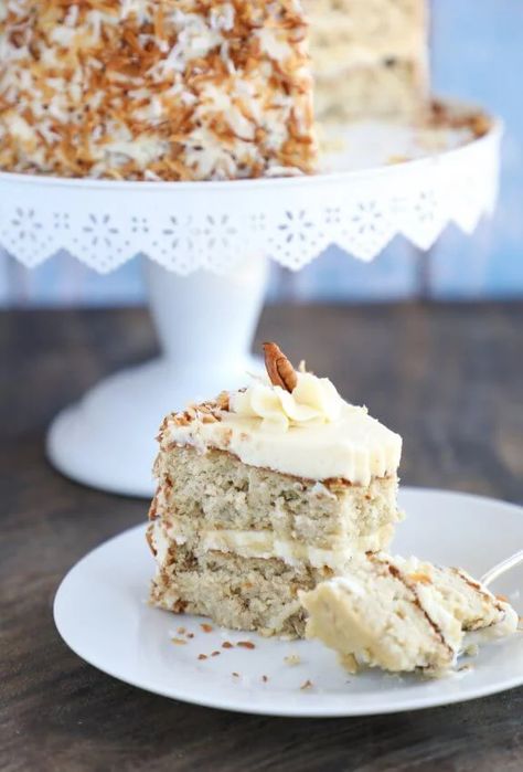 Keto Hummingbird Cake - Low Carb & Gluten Free - I Breathe I'm Hungry Hummingbird Cake Recipes, Hummingbird Food, Pudding Chia, Postre Keto, Hummingbird Cake, Low Carb Dessert, Keto Cake, Keto Brownies, Keto Cheesecake