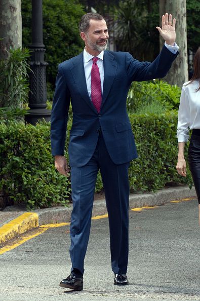 Spanish King Felipe looked dapper in navy suit and magenta tie as he arrived the opening of exhibition at Madrid's National Library Spanish King, King Of Spain, Princess Of Spain, Royal Houses, Wavy Hair Men, Queen Of Spain, Royal Residence, Suits Men, National Library