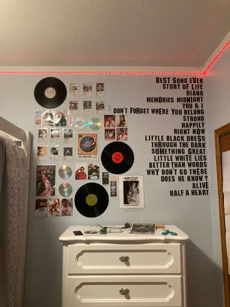 Room Decor Bedroom Music, Room Decor Ideas Music, Room Decor Bedroom Music Posters, One Direction Bedroom Aesthetic, One Direction Room Decor Ideas, Room Decor For Musicians, Room Decor Ideas Music Theme, Room Inspo Ideas, One Direction Bedroom