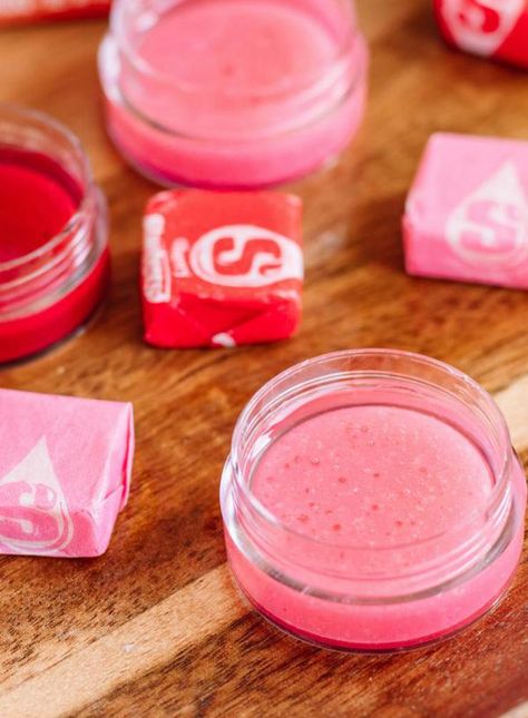 DIY Lip Gloss – Starburst Lip Gloss Idea {Easy} Starburst Lip Balm Recipe – How To Make Lip Gloss Homemade Starburst, Lip Gloss At Home, Easy Lip Balm Recipe, Lip Gloss Diy Recipes, Easy Lip Balm, Make Lip Gloss, Lip Gloss Recipe, Gloss Diy, Starburst Candy