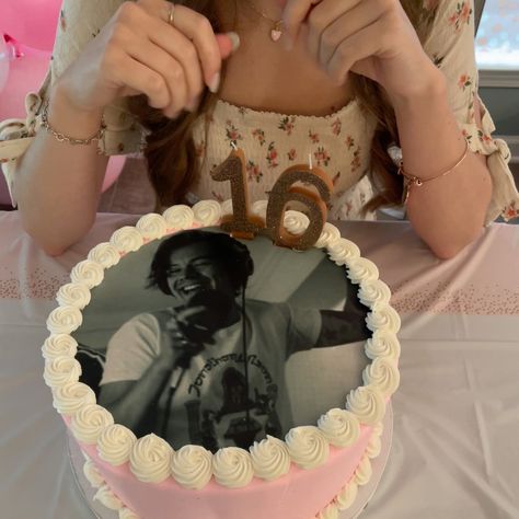 Harry Styles Bday Cake, Harry Styles Cake Ideas Birthday, Harry Styles Birthday Party, Harry Styles Party, Harry Styles Birthday Cake, Birthday Cake Summer, Harry Styles Cake, Harrie Core, Harry Coded