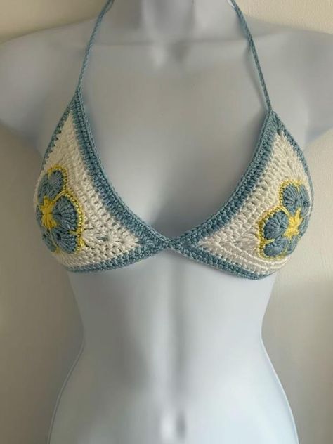 Crochet Flower Bikinis, Crochet Ideas Clothes Summer, Tops To Crochet, Crochet Rave Outfit, Crochet Bras, Jean Shorts Outfit Ideas, Crochet Flower Top, Jean Shorts Outfit, Shorts Outfit Ideas