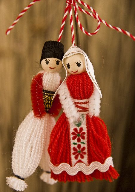 Baba Marta, 8 Martie, Yarn Dolls, Red Yarn, Handmade Christmas Decorations, Wool Crafts, Bird Illustration, Diy Home Crafts, Yarn Crafts