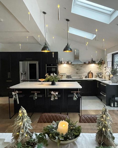 We cannot stop looking at this Christmassy kitchen belonging to My_renovating_diary! Especially those candles hanging from the ceiling as if we're in the Hogwarts dining hall 😍 Can you hear the Harry Potter music too? Well, that box set isn’t going to watch itself! 📸: My_renovating_diary #repost #HarryPotter #christmasinteriors Floating Candle Christmas, Hogwarts Floating Candles, Hogwarts Dining Hall, Candles Hanging, Harry Potter Floating Candles, Harry Potter Candles, Candle Ceiling, Floating Led Candles, Harry Potter Music