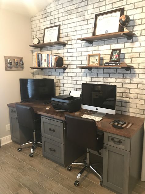 Home Office With Brick Wall, Brick Wall Home Office, Office With Brick Wall, Brick Wall Office, Spavaca Soba, Modern Farmhouse Office, Guest Room Office Combo, Sunroom Office, Brick Living Room