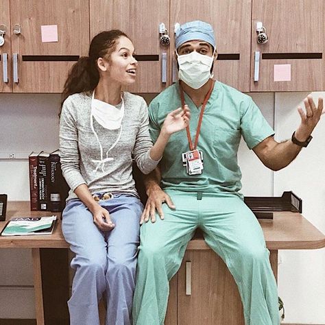 Doctors Love Couple, Doctors Couple Goals, Doctor Couple, Medical Instagram, Nurse Teaching, Surgeon Doctor, Instagram Community, Nurse Inspiration, Nurse Aesthetic