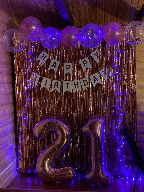 Cute Backdrops For Parties, Ideas For Birthday Party At Home, 21st Birthday Ideas Themed Parties, 21 Bday Decor, 21th Birthday Photoshoot Ideas, Birthday Balloon Backdrop Ideas, 21th Birthday Party Ideas, Simple Birthday Theme, 21st Birthday Themes For Her