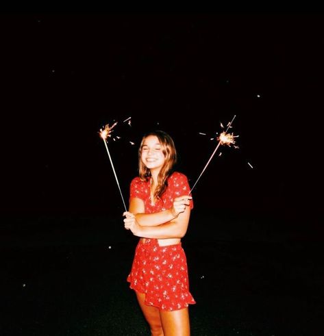 vsco aesthetics on Instagram: “happy fourth of july! ⋆ ⋆ ⋆ send us in ur firework and cute outfit pics for a fourth of july post!! #4thofjuly #fireworks #aesthetic” Fourth Of July Pics, Fireworks Aesthetic, 4th Of July Pics, Outfit Pics, 4th Of July Photos, July Outfits, Happy Fourth Of July, Inspiration Instagram, 4th Of July Outfits