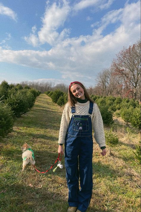 picking a lil tree 🎄 Christmas Overalls Outfit, Overall With Sweater Outfit, Winter Farm Outfit, Christmas Tree Farm Outfits, Overalls And Sweater Outfit, Overalls With Sweater, Overalls Outfit Winter, Christmas Tree Outfit, Overalls And Sweater