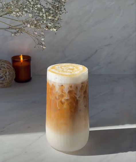 Iced Macchiato, Macchiato Aesthetic, Macchiato Coffee, Caramel Coffee Aesthetic, How To Make A Iced Caramel Macchiato, Iced Caramel Latte, Caramel Macchiato Aesthetic, Caramel Machiatto Aesthetic, Caramel Macchiato Starbucks Aesthetic