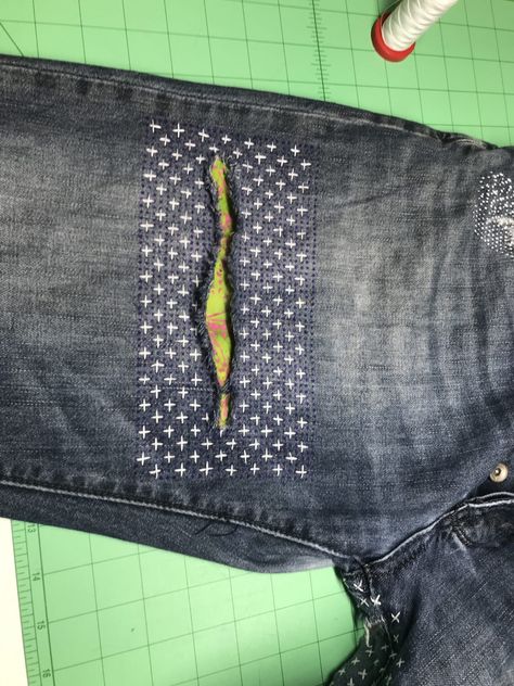 Mended Clothes, Visible Mending Jeans, Sashiko Jeans, Mending Stitches, Jean Mending, Mending Jeans, Visible Mending Stitches, Fixing Clothes, Creative Mending