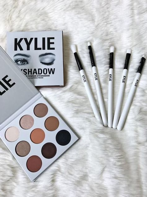 Imagen de makeup Eyeshadow Inner Corner, Kylie Cosmetics Collection, Kylie Jenner Pink, Matte Make Up, Bronze Palette, Kylie Makeup, Jenner Makeup, Cute Eyeshadow Looks, White Eyeshadow