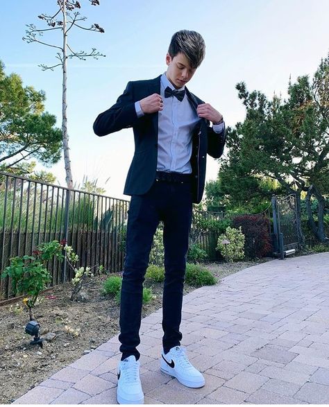 Formal Wear With Sneakers For Men, High School Formal Boys, Young Men Suits Style, High School Homecoming Outfits For Guys, Teen Boy Semi Formal Outfit, High School Homecoming Mens Outfit, Teen Suits Boys, Guys Homecoming Outfit Ideas, Boys Semi Formal Outfit