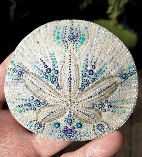 Painted Sand Dollars, Sand Dollar Craft, Sand Dollar Art, Sand Dollar Ornament, Art Coquillage, Seashell Projects, Seashell Painting, Shell Crafts Diy, Sea Crafts