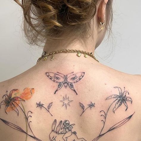 Zoe 🤠 on Instagram: "So in love with this overlapping backpiece for sophie , so pleased with how this turned out 🧡🧡 thank you for the trust and sitting so well for this piece - colour piece not done by me" Over Lapping Tattoos, Tattoos Overlapping, Overlapping Tattoos, Underground Tattoo, Whimsical Tattoos, 16 Tattoo, Funky Tattoos, Cute Tiny Tattoos, Spine Tattoos