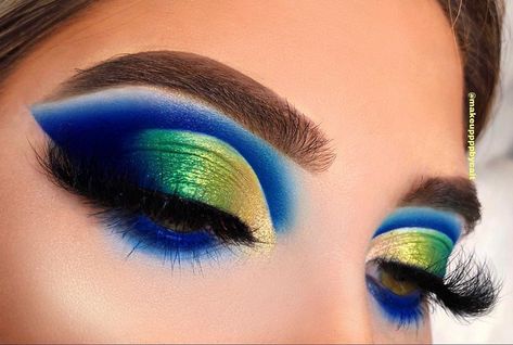 🦎🦎🦎🦎 Hi beauties I’m back with this tropical blue green look! Please tag a friend and a brand below 💕 Products use Black Eyeshadow Makeup, Evening Eye Makeup, Bold Eyeshadow, Sunset Makeup, Hazel Eye Makeup, Carnival Makeup, Cute Eye Makeup, Green Makeup, Colorful Eye Makeup