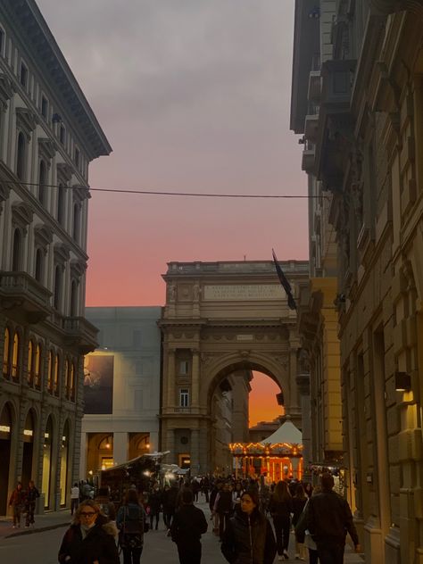 #sunset #aesthetic #italy #florence #colors Florence Italy Instagram Pictures, Florence Aesthetic Italy, Florence Italy Aesthetic, Florence Aesthetic, Aesthetic Italy, Moving To Italy, Mediterranean Summer, Italy Florence, Italy Aesthetic