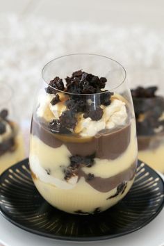 Baileys Chocolate Brownie Trifle  The most decadent layered Baileys Chocolate Brownie Trifle – filled with rich chocolate brownie, vanilla custard, whipped cream, Baileys Irish Cream, chocolate custard and salted caramel sauce… this one is for the true chocoholics!!   #chocolate #brownie #trifle #baileys Chocolate Brownie Trifle, Irish Dessert Recipes, Dessert Night, Baileys Dessert, Caramel Custard, Chocolate Baileys, Brownie Trifle, Baileys Recipes, Chocolate Custard