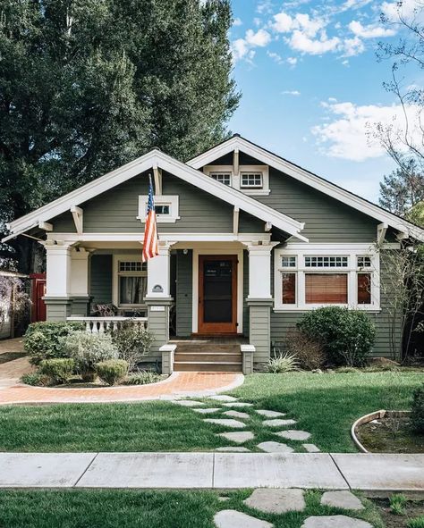 Craftsman Style Homes: Craftsman Exterior Color Ideas and Photos | Hunker Craftsman Bungalow Exterior, Craftsman Home Exterior, Craftsman Style Exterior, Craftsman Porch, Exterior Color Palette, Style Apartment, Craftsman Interior, Girly Apartments, Aesthetic Apartment