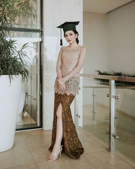 Gimana rasanya yerin selalu ada di sekitaran boy grup yang namanya nc… #fiksipenggemar # Fiksi Penggemar # amreading # books # wattpad Model Kebaya Wisuda, Kebaya Simple, Model Dress Kebaya, Kebaya Lace, Batik Dress Modern, Kebaya Wedding, Kebaya Modern Dress, Dress Kebaya, Modern Kebaya