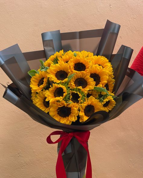 Maxi ramo de girasoles 🌻🤍✨ Haz tu pedido 💐 📍Mérida, Yucatán. 📱 Pedidos al 9992103310 💞Link del catálogo en nuestra biografía #girasoles #sunflower #floreria #merida #yucatan #ramo #love #flowers Luxury Flower Bouquets, Flower Therapy, Beautiful Flower Arrangements, Flowers Nature, Love Flowers, Pretty Flowers, Flowers Bouquet, Florist, Beautiful Flowers