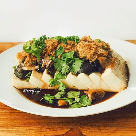 Taiwanese Century Egg & Tofu Side Dish. In Taiwan, the most popular way to eat the flavorful century egg is by pairing it the lightness of tofu. Century eggs, also known as preserved eggs, thousand-year eggs, and millennium eggs, are a staple within Taiwanese households. The topping also includes pork floss and crispy shallots. This salty, flavorful dish is the epitome of love at second bite. Cold Tofu Recipes, Tofu Salad Recipes, Cold Tofu, Wok Cooking, Tofu Salad, Soy Recipes, Tofu Dishes, Quick And Easy Appetizers, Appetizer Salads