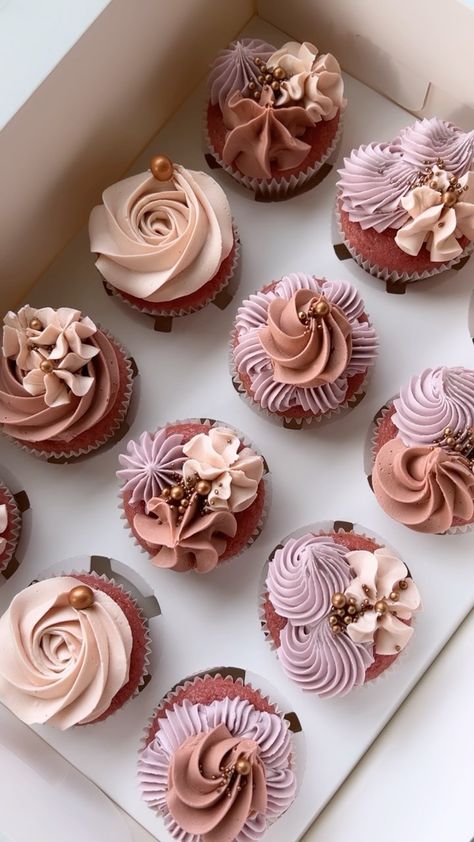 Beautiful Cupcakes Birthday, Cupcake Icing Designs, Girl Birthday Cupcakes, Rose Gold Cake, Gold Cupcakes, Cupcake Decorating Tips, Cupcake Gift, Pretty Cupcakes, Elegant Birthday Cakes