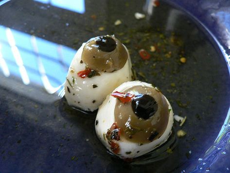 Mozzarella and olive eyeballs Halloween Fingerfood, Marinated Mozzarella, Eyeballs Halloween, Halloween Finger, Halloween Finger Foods, Creepy Halloween Party, Scary Food, Halloween Themed Food, Halloween Food Appetizers