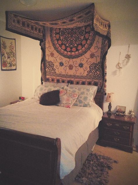 decided to hang up my favorite tapestry and it turned out super cool! we love it :) Tapestry over bed. Cool Ways To Hang Tapestries, Tapestry Over Window, Over Bed Tapestry, Hang Tapestry From Ceiling, Large Tapestry Bedroom, Blanket On Wall Decor, Tapestry Placement Ideas, Bedrooms With Tapestries, Above Bed Tapestry