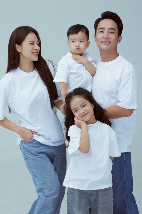 Korean Family Photo, Family Photo Studio, Family Cute, Cute Picture, Korean Couple, Family Photoshoot, Family Portrait, Family Pictures, Family Photo