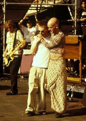 Thom Yorke and Michael Stipe (R.E.M.) Tibetan Freedom Concert in 1998 Modern Wizard, Colin Greenwood, Michael Stipe, Thom Yorke Radiohead, College Guys, Thom Yorke, Last Fm, Music Film, Radiohead