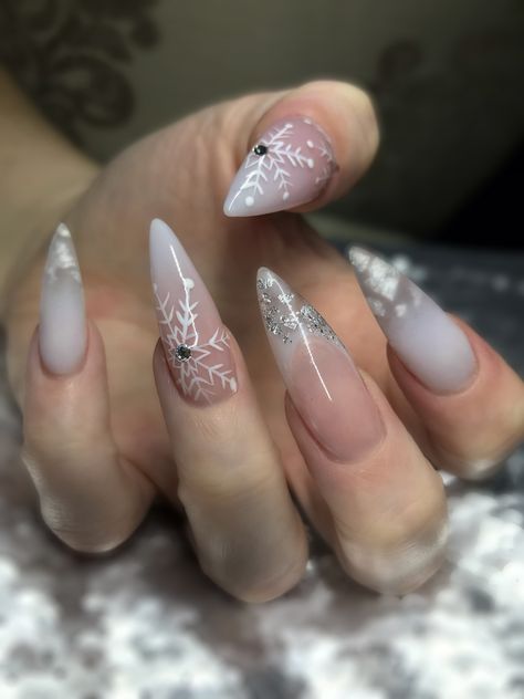 Snowflake Stiletto Nails, Christmas Stilleto Nail, Christmas Stiletto Nails Winter, Snow Flake Nails Acrylics, Stiletto Winter Nails, Winter Nails Stiletto, Snowflake Nails Acrylic, Winter Stiletto Nails, Stiletto Nails Christmas