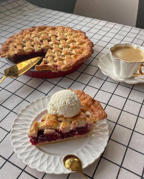 Strawberry Pie, Think Food, Cute Desserts, Fall Baking, Food Obsession, Cafe Food, Pretty Food, Food Cravings, May 1