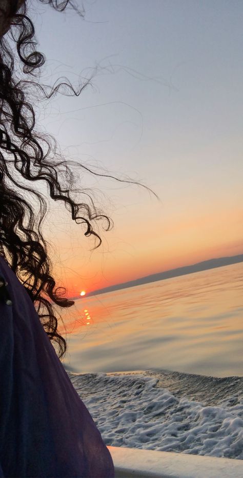 Lake Hair, Pretty Sunsets, Beach Curls, Beach Water, Foto Poses, Selfie Ideas Instagram, Foto Ideas Instagram, Beach Picnic, Elba