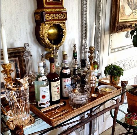 Ideas De Mini Bar, Bar Deco, Bandeja Bar, Gold Bar Cart, Bar Inspiration, Bar Tray, Bar Cart Styling, Drinks Tray, Beautiful Bars