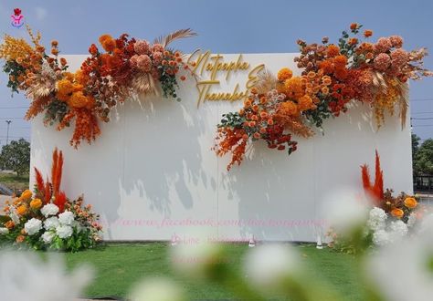 Reception Backdrop, Wedding Background Decoration, Photo Backdrop Wedding, Fiesta Tropical, Wedding Stage Design, Wedding Backdrop Design, Wedding Backdrop Decorations, Traditional Wedding Decor, Event Backdrop